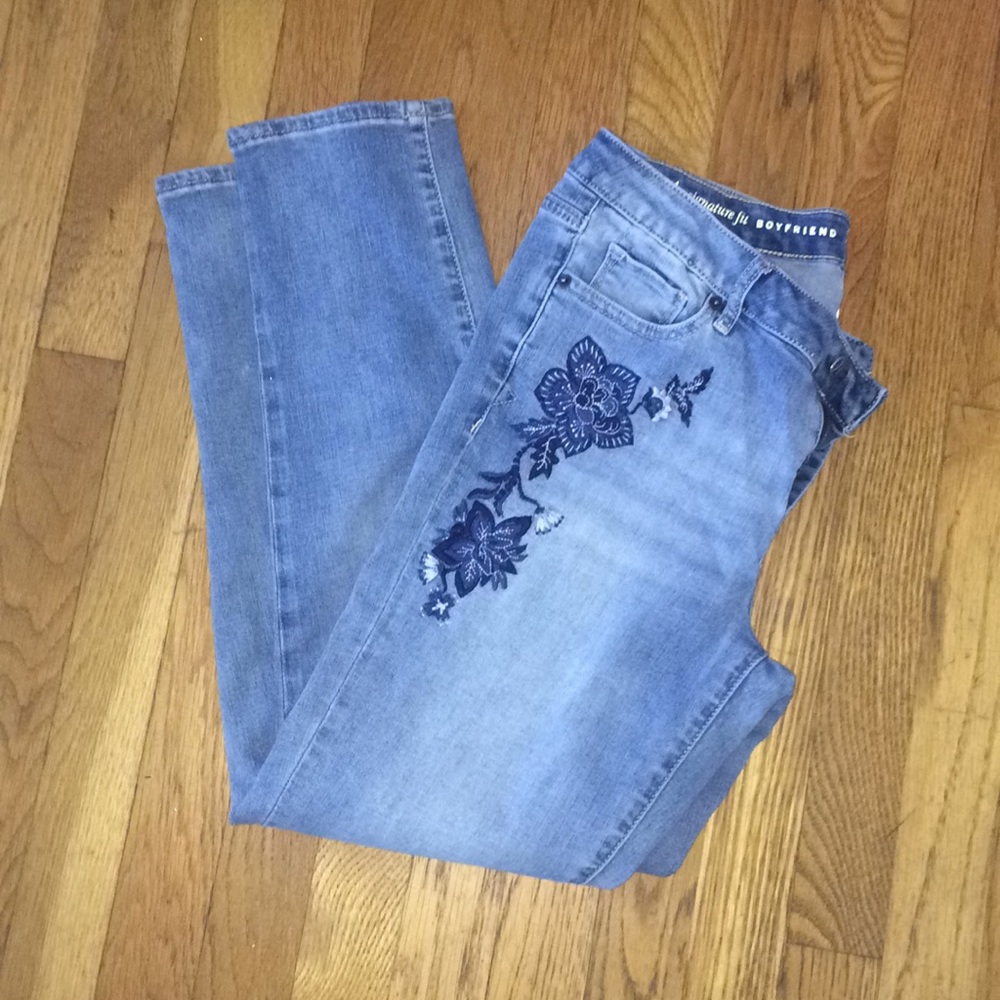 Boyfriend jeans with embroidery